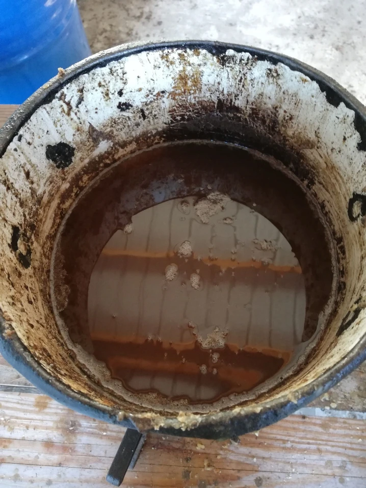 cire d'abeille fondu dans une cocotte en email