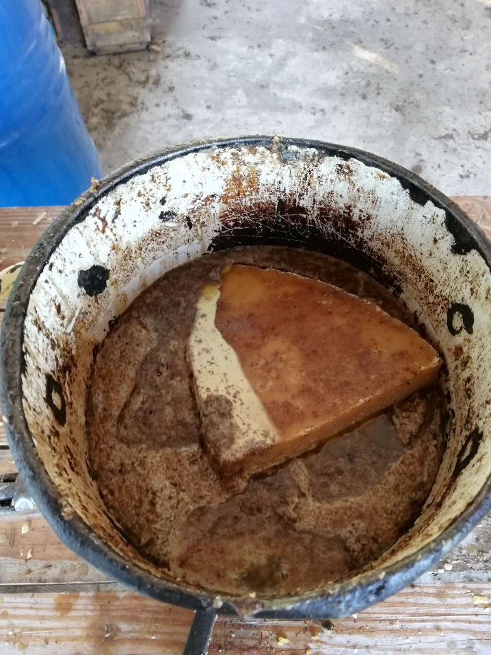cire d'abeille à fondre dans une cocotte en email vue du dessus