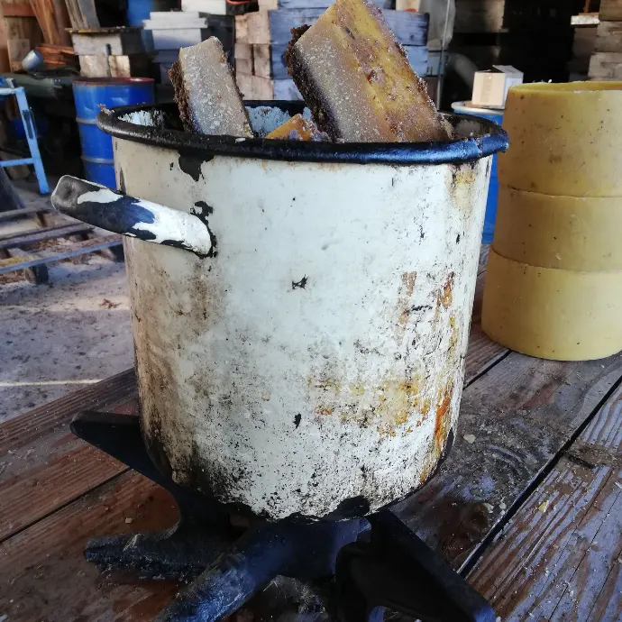 cire d'abeille à fondre dans une cocotte en email