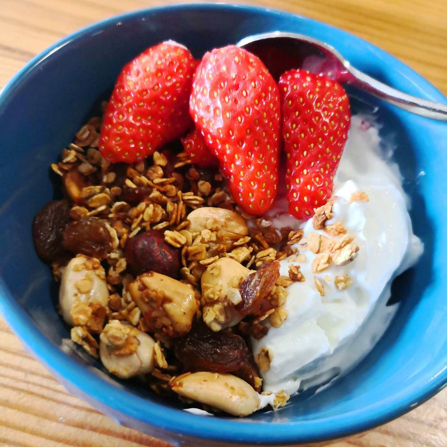 Muesli au miel maison avec des fraises et une pointe de fromage blanc Muesli au miel maison avec des fraises et une pointe de fromage blanc