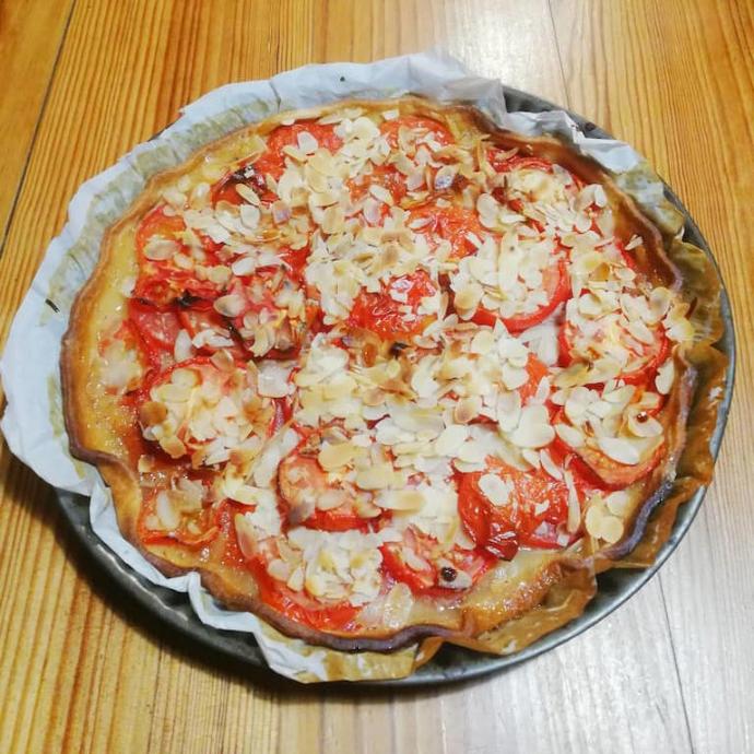tarte à la tomate, au miel et aux amandes tarte à la tomate, au miel et aux amandes